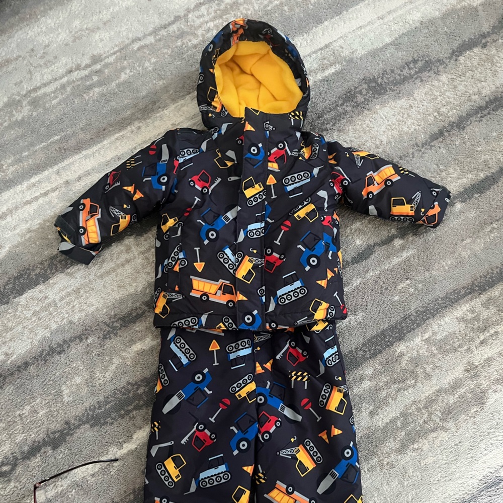 Used once in a stroller. This snowsuit was purchased for grandma’s house 🙂